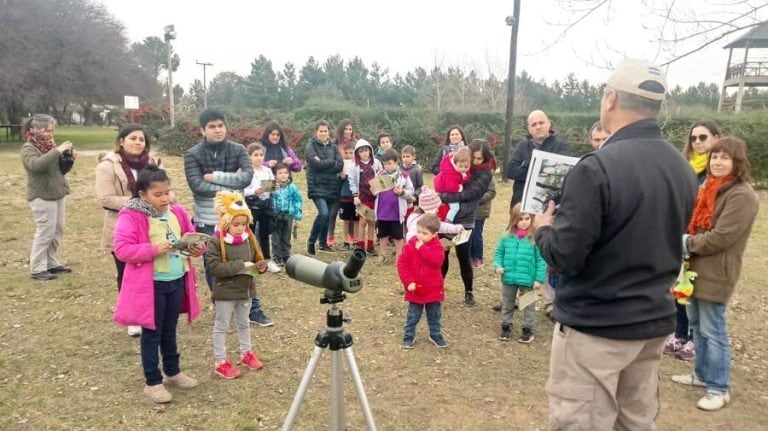 Los guías especializados explican el comportamiento de las aves (Gobierno de La Pampa)