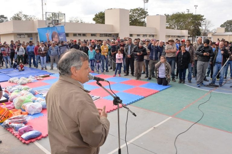 El gobernador Peppo inaugurando el polideportivo en Miraflores.