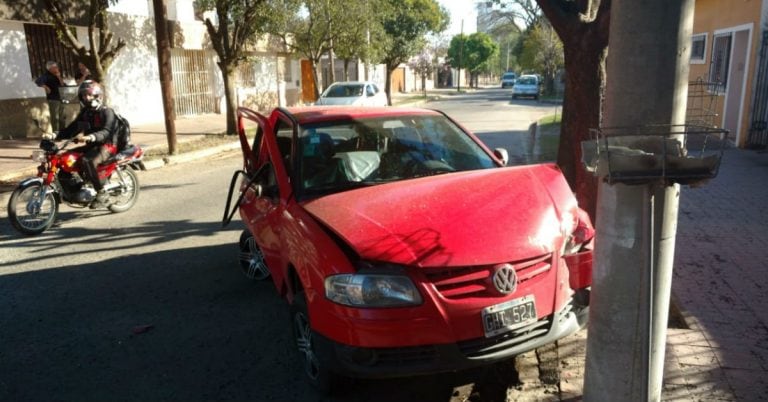 Accidente en barrio Alberdi entre una camioneta y una automóvil estacionado.