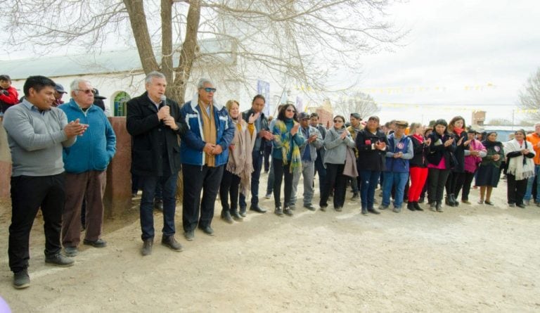 Las autoridades, la comitiva oficial y la comunidad, en el acto inaugural del CDI Rural.