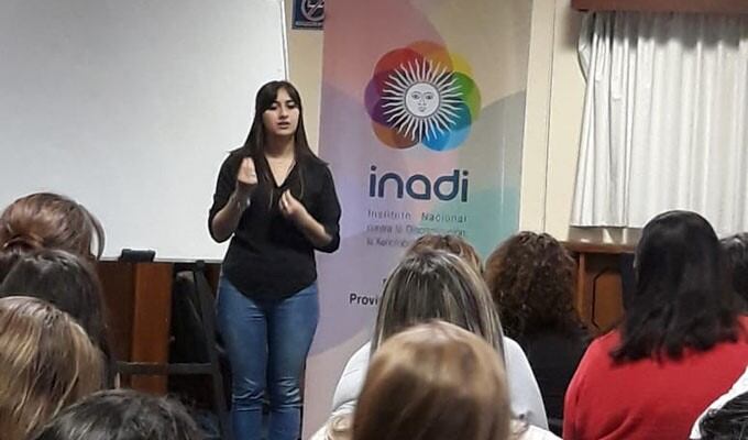 En el taller participó una intérprete en lengua de señas (Vía Santa Rosa)