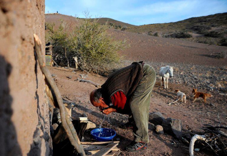 Antonio Sazo tiene 300 cabras en su rebaño. (Foto: Andrés Larrovere / AFP)