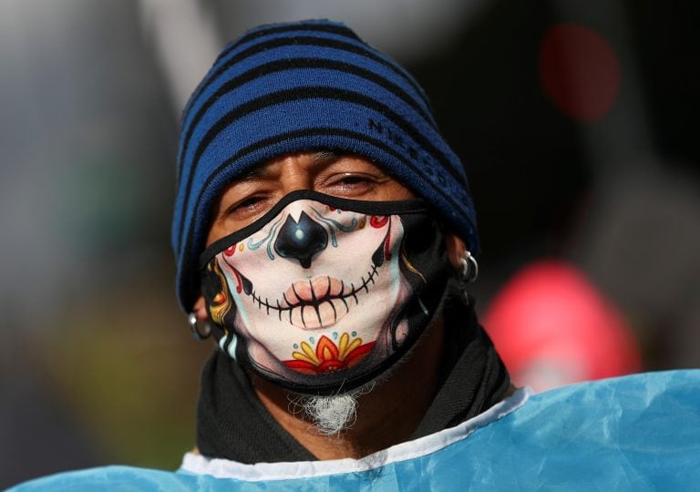 Un hombre utiliza un tabapoca en Buenos Aires (Foto: REUTERS/Agustin Marcarian)