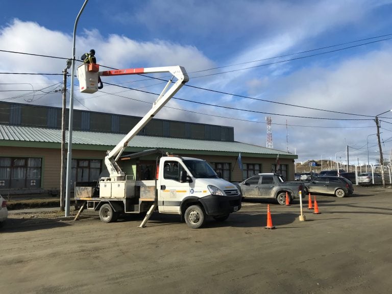 El personal de la Dirección Provincial de Energía en pleno trabajo en la ciudad de Tolhuin, Tierra del Fuego.