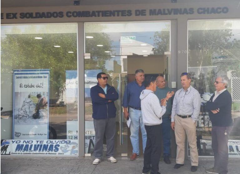 El comodoro retirado Barrionuevo, junto a los ex Combatientes chaqueños.