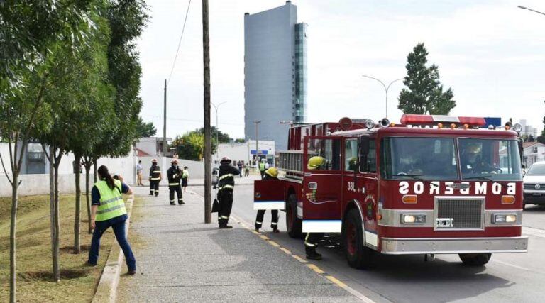 Se contó con dotaciones de Bomberos de Santa Rosa y Toay (Plan B Noticias)