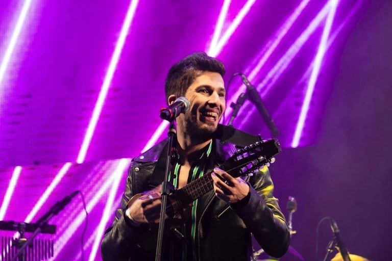 Maxi Gil y su banda, en el escenario principal de la Ciudad Cultural.