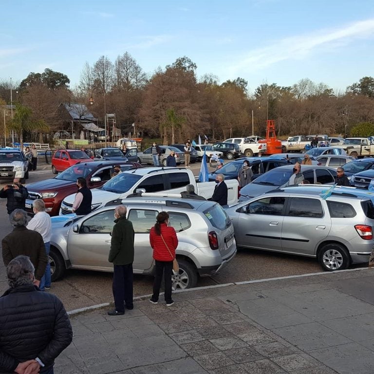 "Marcha por la República" unos 500 vehículos se movilizaron en Gualeguaychú
Crédito: Nicolás Mattiauda