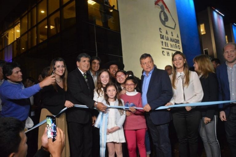 La inauguración de la Casa Garrahan Chaco contó con la participación de múltiples figuras públicas, entre ellas el gobernador Domingo Peppo. (Web).