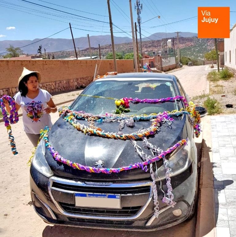 Después de ornamentar el automóvil, la familia y amigos lo "chayan" con talco y bebidas.