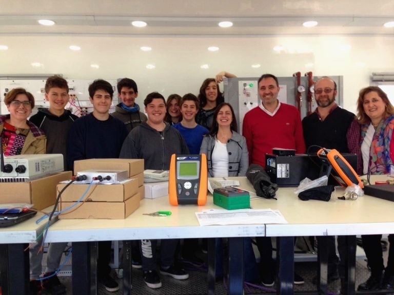 Representantes provinciales en recorrido por él Aula Móvil de Energías Renovables, que se encuentra instalada en la Escuela de Educación Técnica N° 1