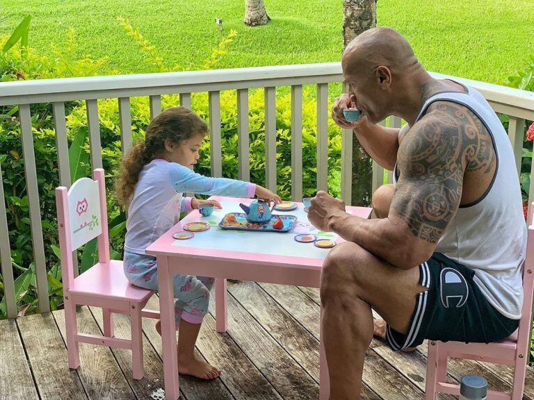 La Roca se mostró tomando el té junto a una de sus hijas (Foto: Instagaram/ therock)