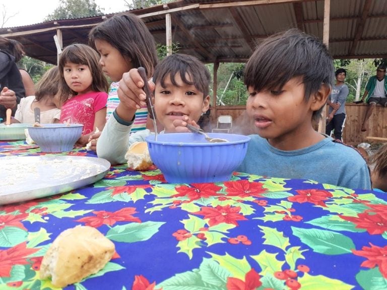 A la mesa, a probar el locro, en la aldea Jasy Porá de Iguazú. (Javier Rodas)