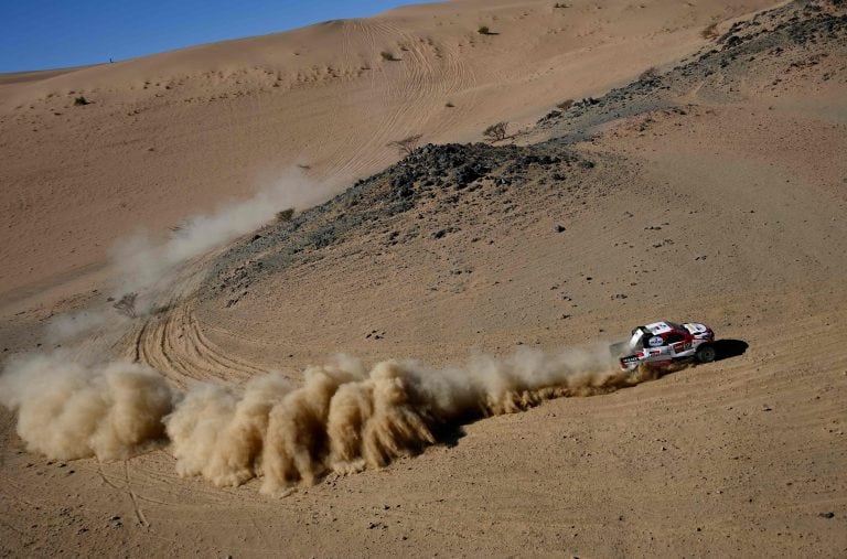 Para Alonso, este es su primer Dakar. Para su navegante Coma, el número 13 y primero en Autos y como navegante; lo había corrido siempre en Motos, categoría en la que lo ganaría cinco veces.