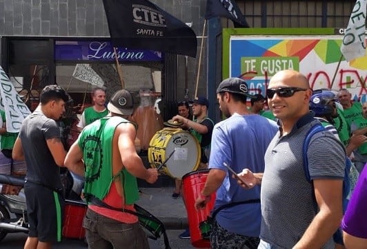 Los cadetes se movilizaron este martes por el centro de la ciudad. (@Lra5Rosario)