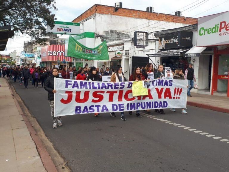 Marcha pidiendo justicia por la búsqueda del asesino de una mujer correntina.