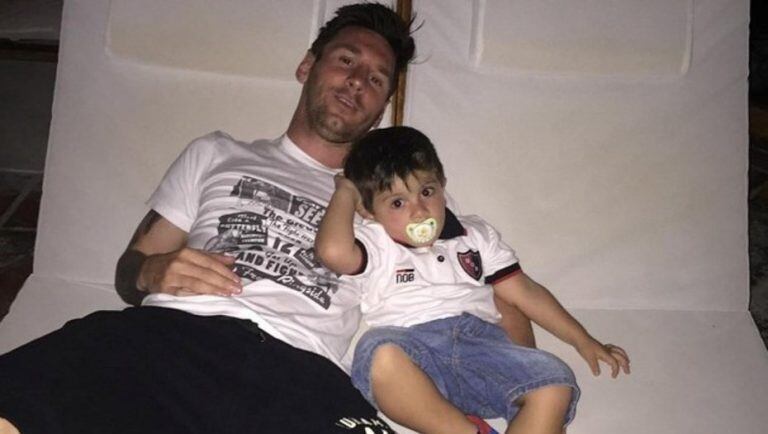 Lionel Messi descansando junto a uno de sus hijos.