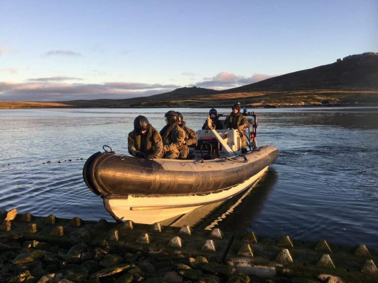 Los botes Pacific 24, son los utilizados por los marinos del HMS "Forth" para llevar a los soldados a tierra, En HMS "Forth", posee 2 de estos bostes y un bote de desembarco rígido.