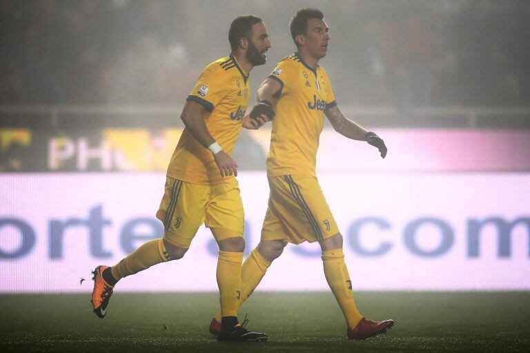 Juventus' forward Gonzalo Higuain from Argentina (L) celebrates after scoring with Juventus' forward Mario Mandzukic from Croatia (R) during the Italian Tim Cup football match between Atalanta and Juventus on January 30, 2018 at the Atleti Azzurri d'Italia Stadium in Bergamo. / AFP PHOTO / MARCO BERTORELLO