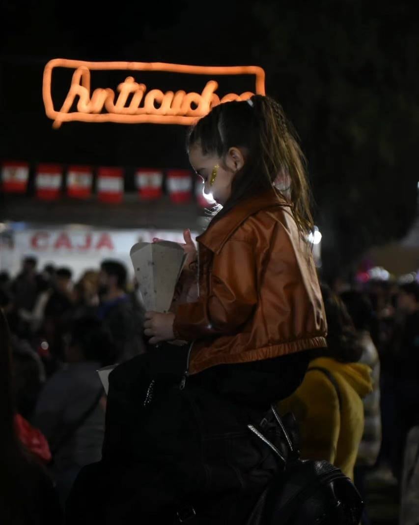 El encuentro se desarolla con todo tipo de platos para la cena.