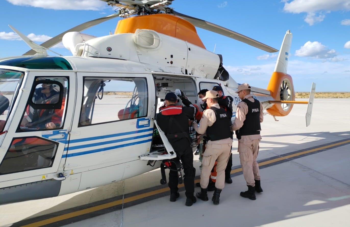 Así fue el rescate de un marinero que sufrió un inconveniente médico en medio del mar.