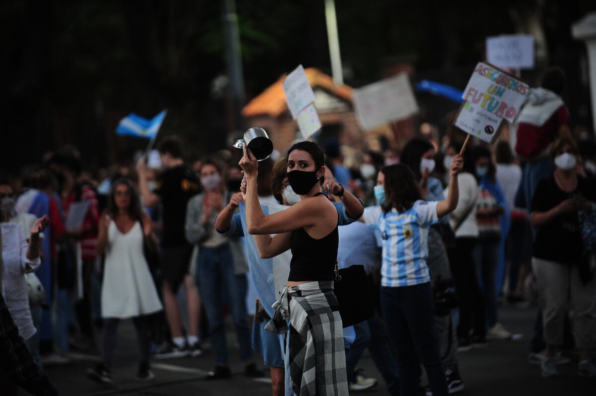 Nuevos cacerolazos frente a la Quinta de Olivos para pedir que no se suspendan las clases presenciales