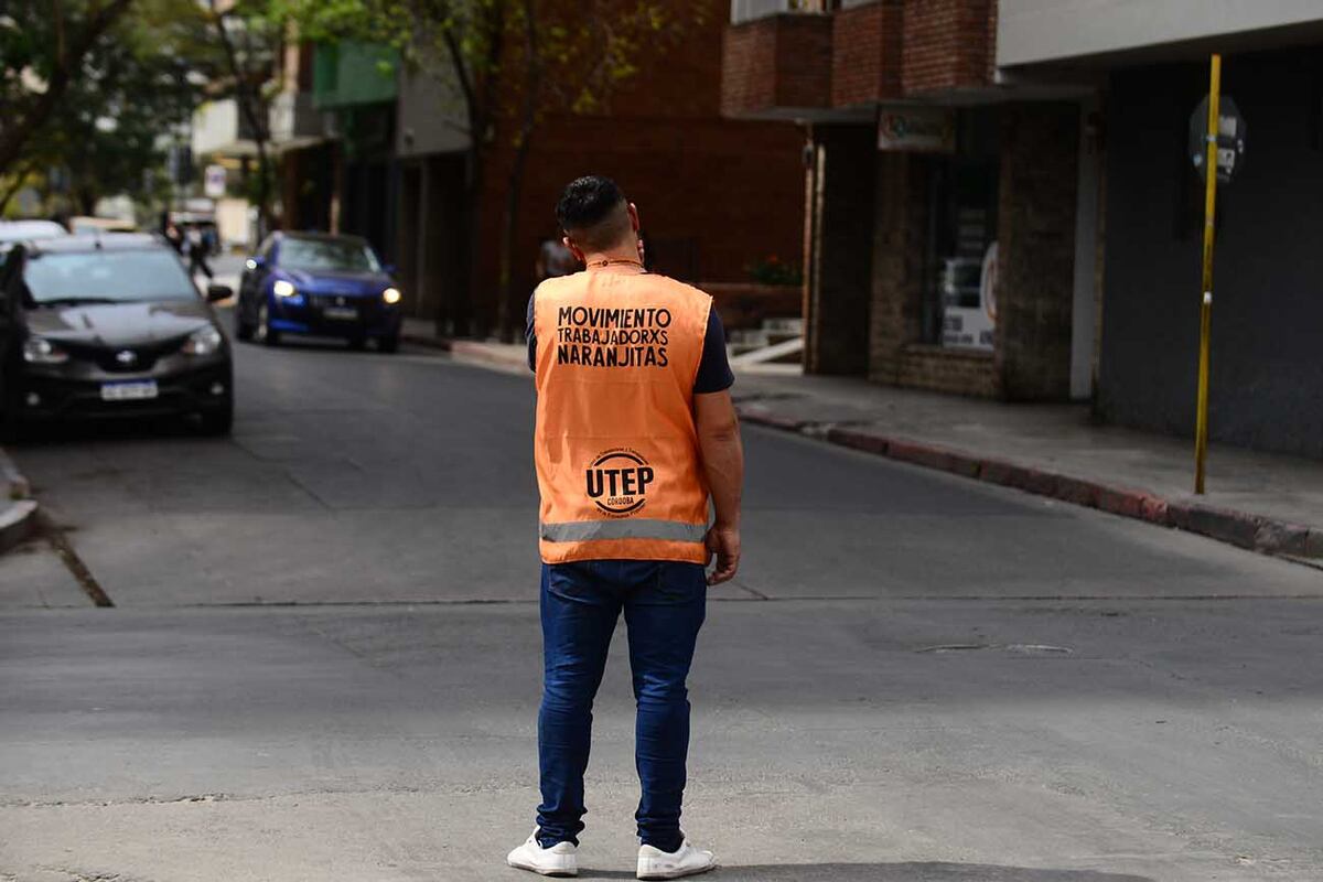 Escracharon a un naranjita robando un auto estacionado en el centro de Córdoba