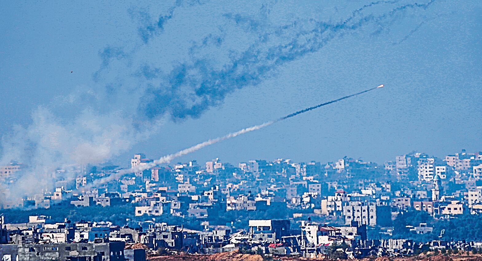 Fuego cruzado. Este viernes concluyó la tregua entre Israel y Hamas y se reanudaron los combates que tienen a la devastada Franja de Gaza como teatro de las operaciones bélicas. (AP)