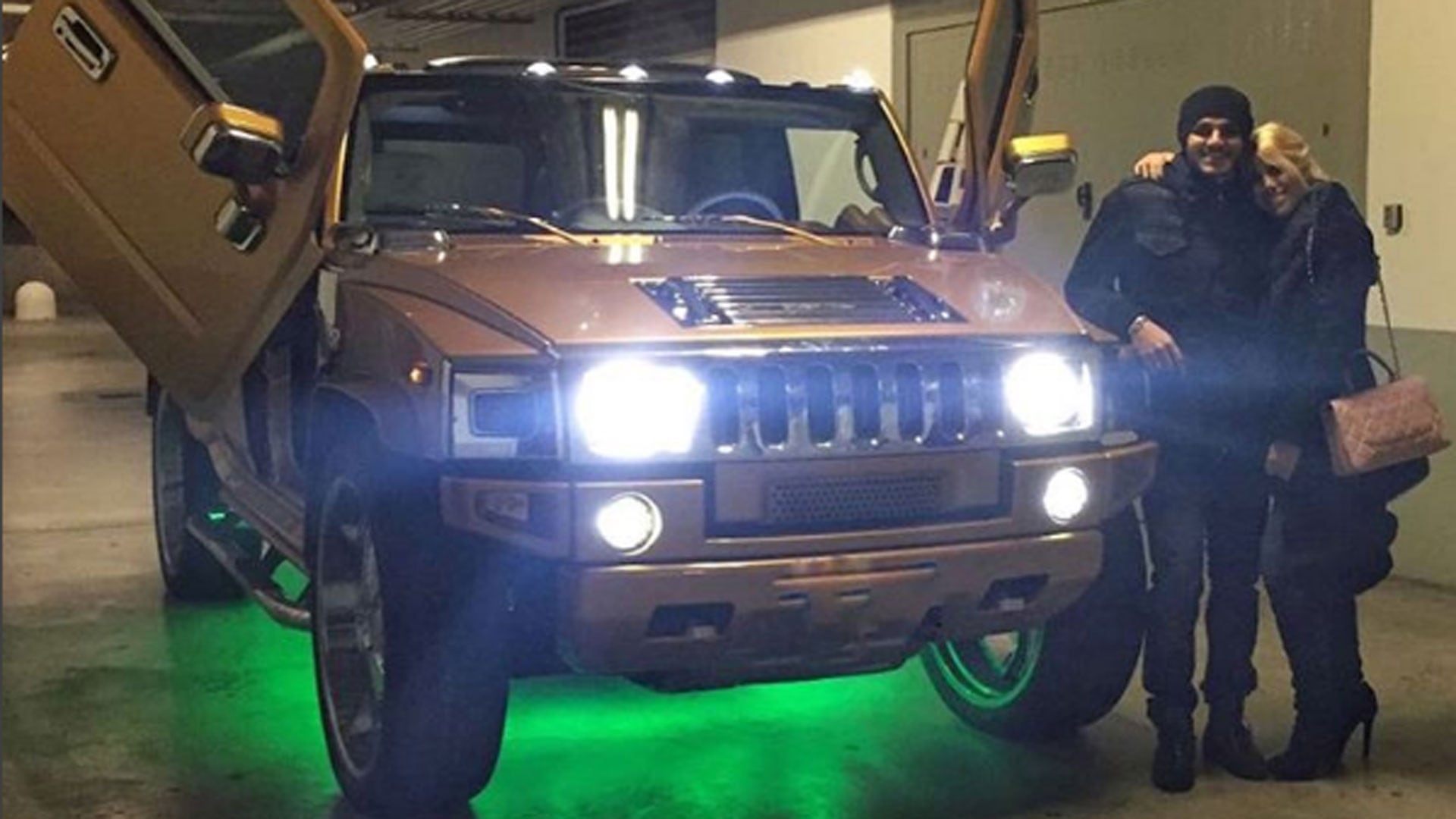 Wanda Nara y Mauro Icardi con su Hummer dorada.