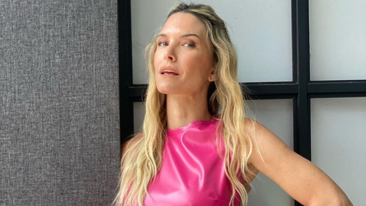 Sofía Zámolo posó con un look “total black” desde Brasil y se llevó todos los elogios