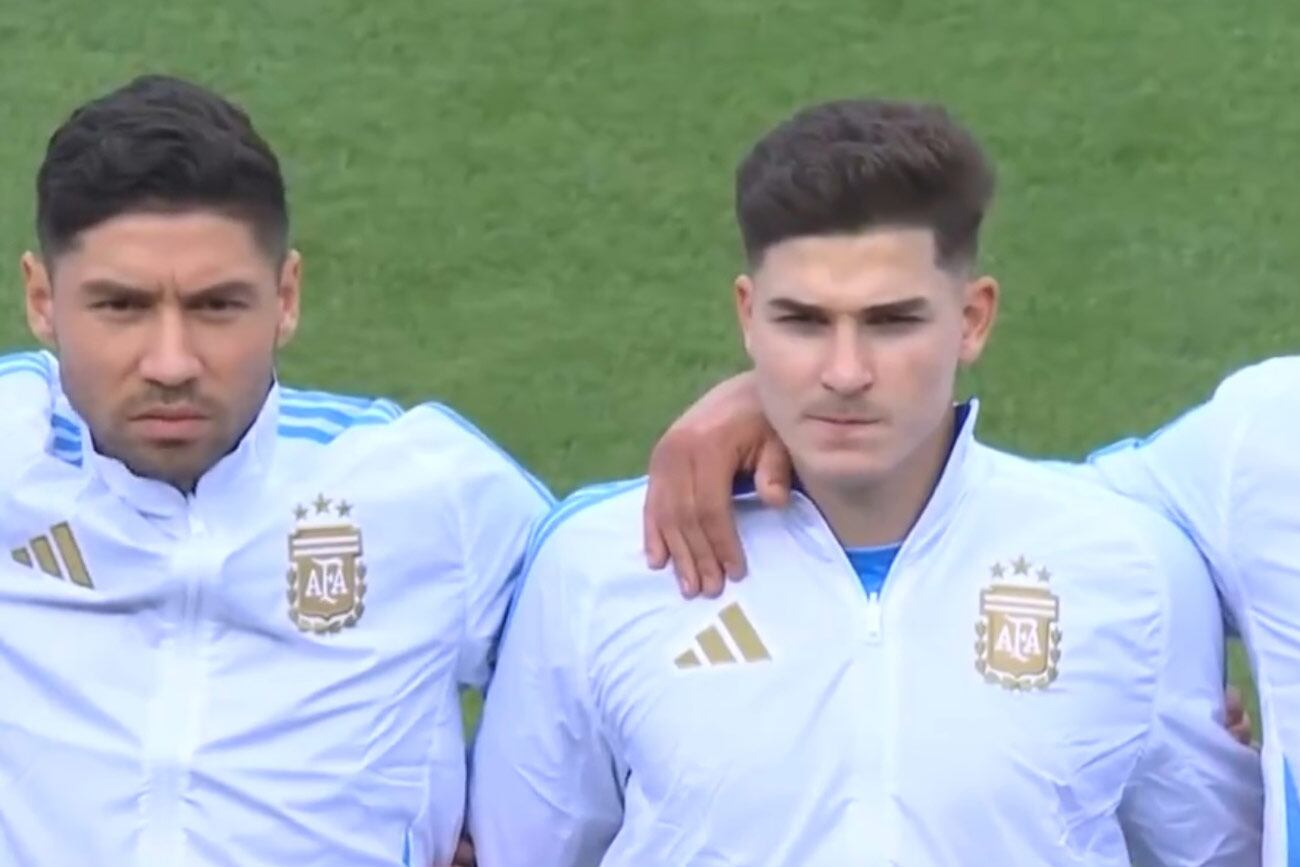 Gonzalo Montiel y Julián Álvarez en el momento del himno en Chicago, antes de Argentina-Ecuador. (Captura de TV)