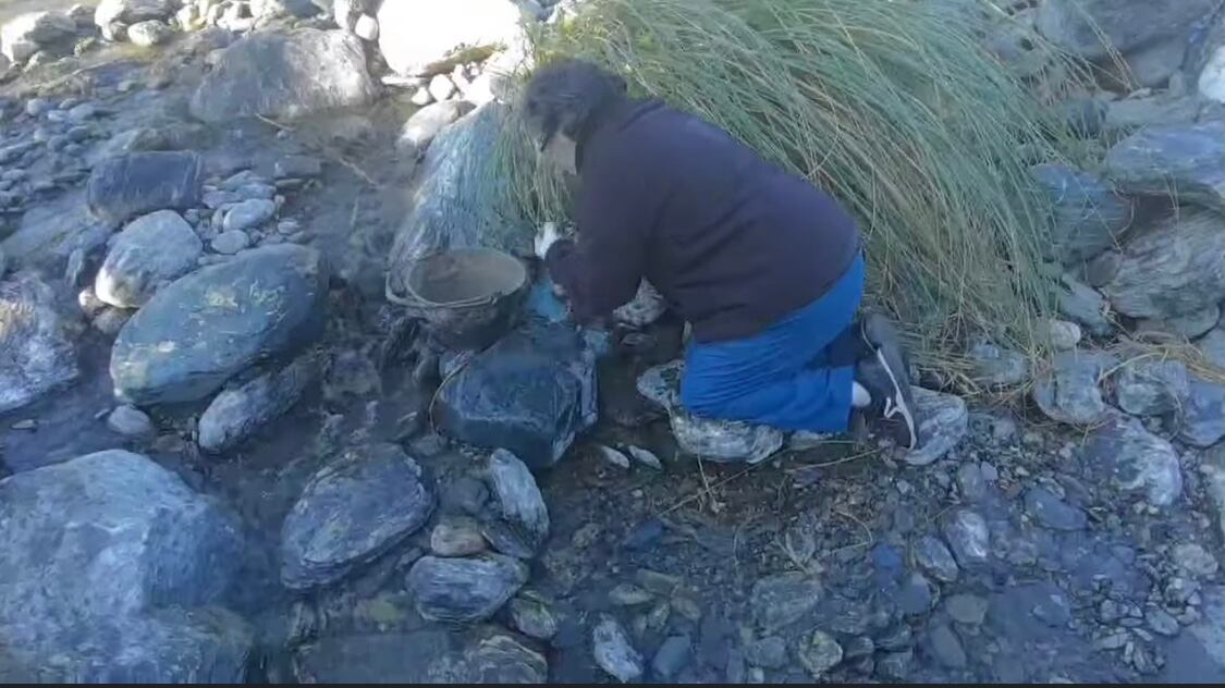 El hombre decidió juntar la mugre que encontró, para resguardar su comunidad.