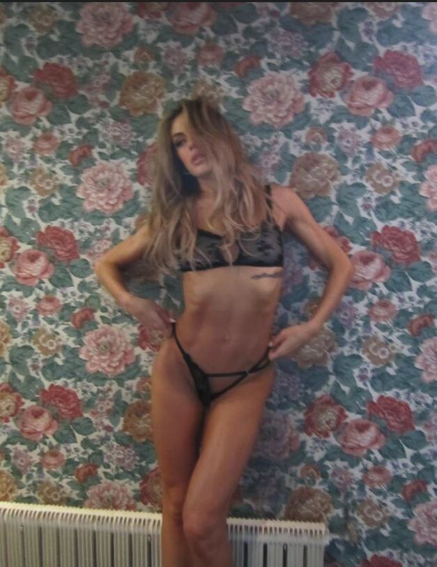 Emilia Attias publicó el álbum de fotos y videos más hot de su carrera: transparencias y traje de baño ultra cavado