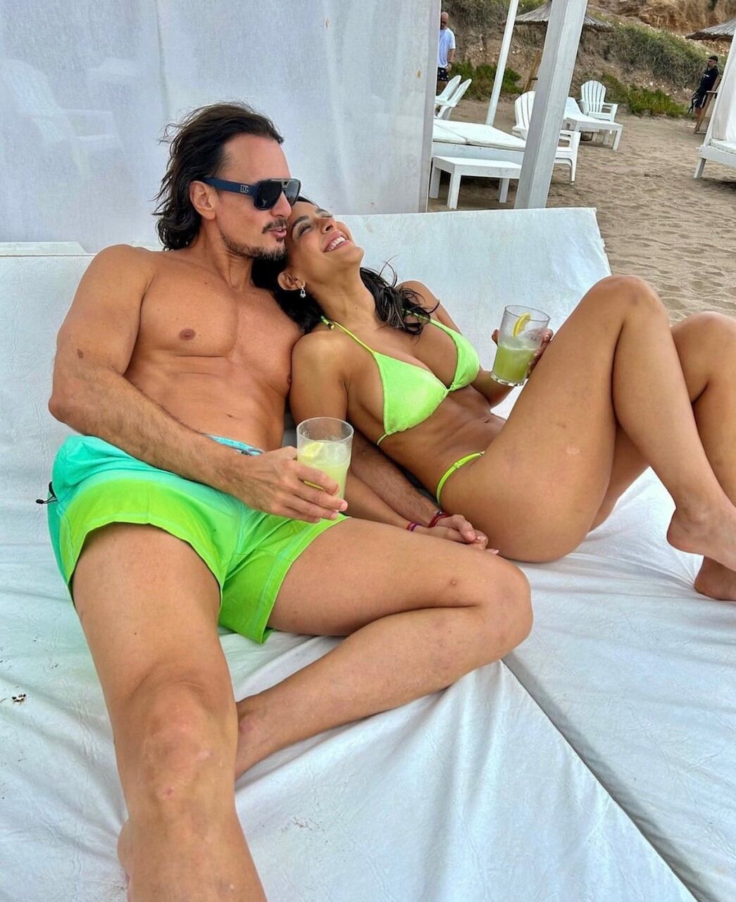 La pareja de enamorados apostó al verde neón: ultra tendencia.