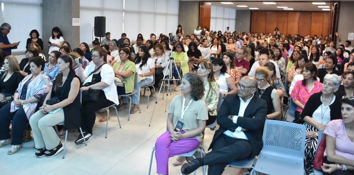 Al conversatorio en el Complejo Ministerial del barrio Islas Malvinas asistieron supervisores, docentes, equipos técnicos y pedagógicos; legisladoras provinciales y funcionarios de la cartera educativa local.