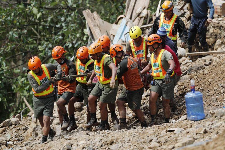 Tareas de rescate en en el municipio de Itogon en la provincia de Benguet (crédito: EFE)