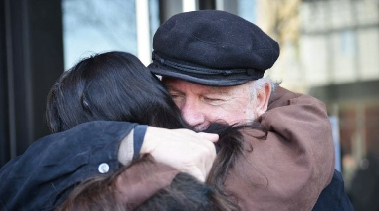 Juan Carlos "Pinky" Pumilla, en un emocionado abrazo al conocer las sentencias (Vía Santa Rosa)