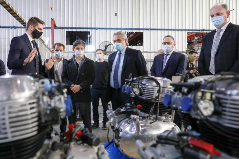 Alberto Fernández en una planta de rodados del Grupo SIMPA. (Presidencia)