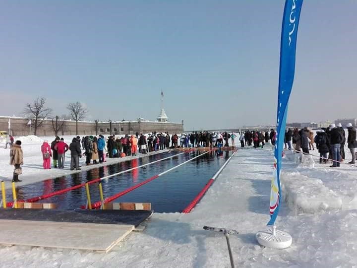 Las competencias se desarrollan en las costas congeladas del mar, donde se recorta la gruesa capa de hielo para disponer de “piletas” con aguas por debajo de los -5°C.