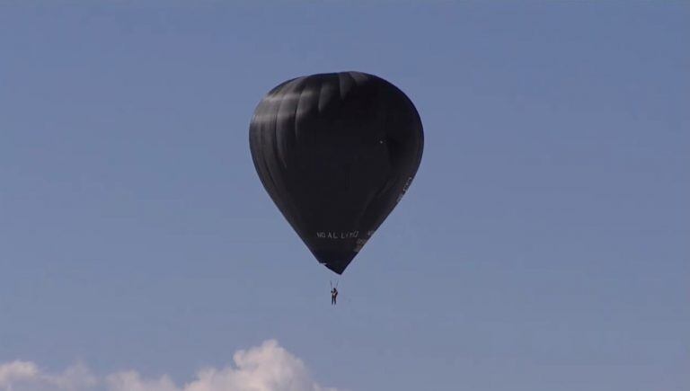 Por primera vez en la historia un ser humano pudo flotar en el cielo, impulsado por el sol y el aire, sin utilizar combustibles fósiles, paneles solares, baterías o helio.