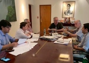 Passalacqua, con el ministro de Hacienda, Adolfo Safrán, el titular de Energía de Misiones, Guillermo Aicheler, y otros funcionarios. (MisionesOnline)