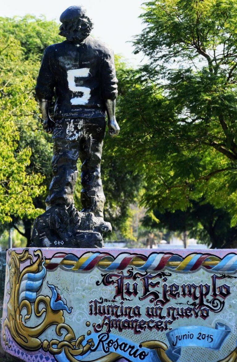 Los simpatizantes del Matador de Tablada recordaron a la leyenda con unas pinceladas sobre la espalda de bronce de la figura del revolucionario. (Juan José García)