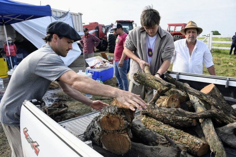 Acampe en las tierras de la familia Etchevere (Foto: Clarín)