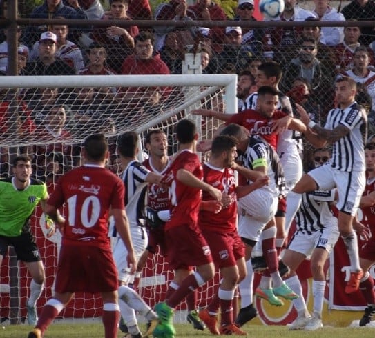 Gimnasia igualó 0-0 en el partido de ida ante Defensores de Belgrano. Este domingo a las 19, es la revancha.