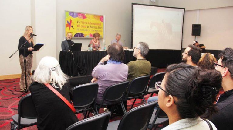 La charla se desarrolló en la Sala Adolfo Bioy Casares (Gobierno de La Pampa)