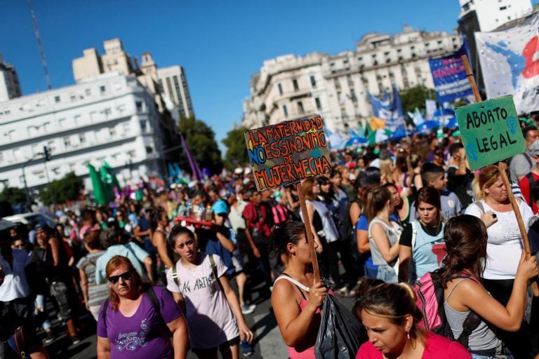 Multitudinaria marcha por el Día Internacional de la Mujer.