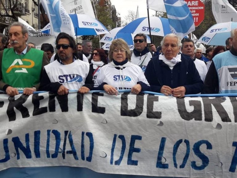 Graciela Aleñ'a (c), titular del STVyARA.