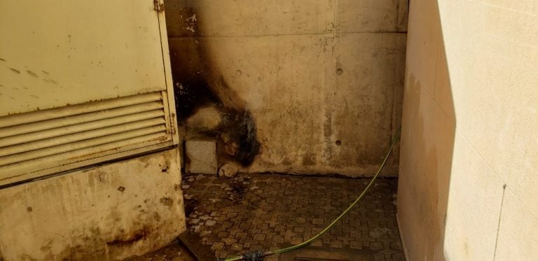 Incendio en Tribunales II por arrojar una colilla de cigarrillo desde el baño hacia el exterior del edificio.