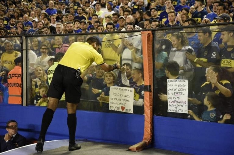 Diego Haro tras darle sus tarjetas a un niño de Boca (Web).