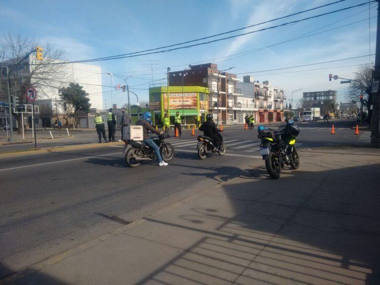 Controles en avenida Savio por la prohibición de girar a l izquierda.